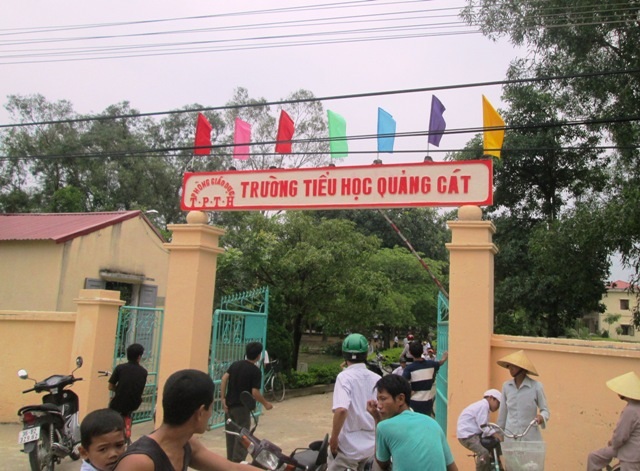 Trường tiểu học Quảng Cát, nơi có nhiều khoản thu khiến phụ huynh bức xúc.