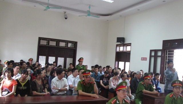 Đông đảo người dân và thân nhân bị cáo, bị hại đến tham dự phiên tòa