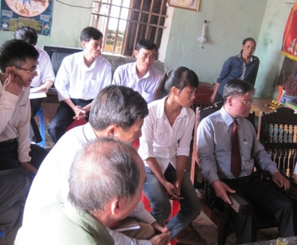 Đại diện Cty sữa Vinamik, chính quyền địa phương, bà con hàng xóm đến chia sẻ động viên chị em Hoài