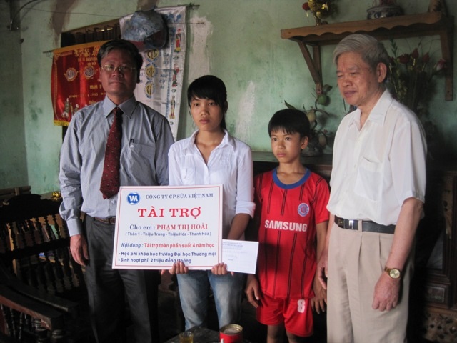 Quyết định của Cty sữa Việt Nam vinamik về việc tài trợ toàn phần 4 năm học cho em Hoài