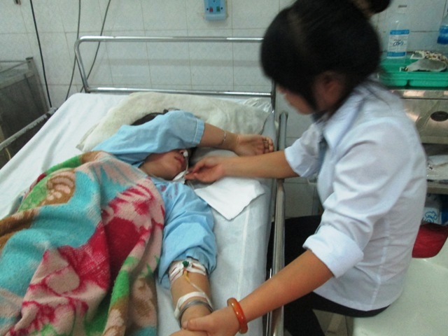 Viên Thị X từ lúc vào viện chỉ có bạn bè thay nhau chăm sóc em