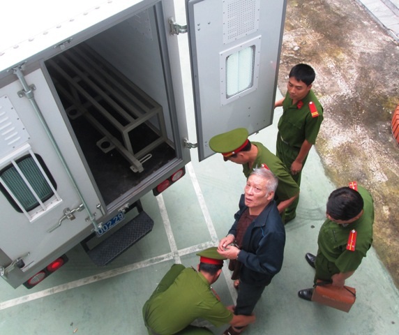 Hùng máu bị giải về trại giam