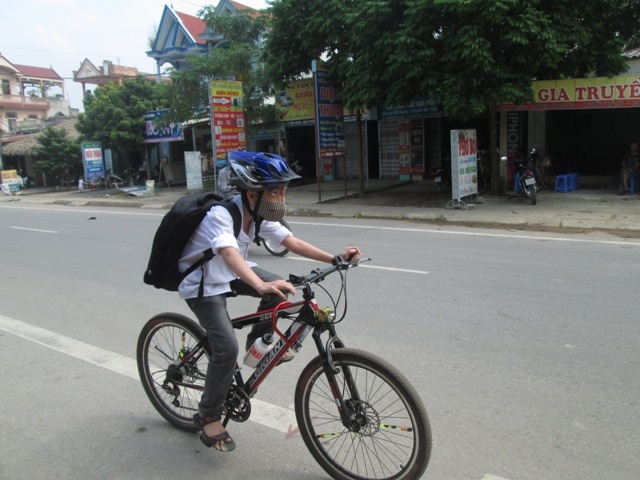 Cậu bé tự mình đi xe đến trường và trở về sau buổi học