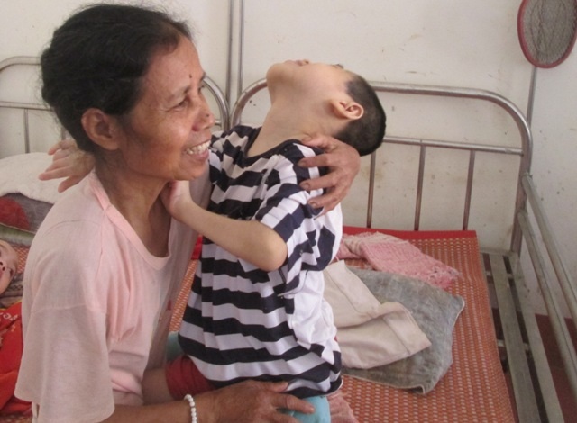 Niềm vui của cô là những khi được ôm con vào lòng và nựng chúng