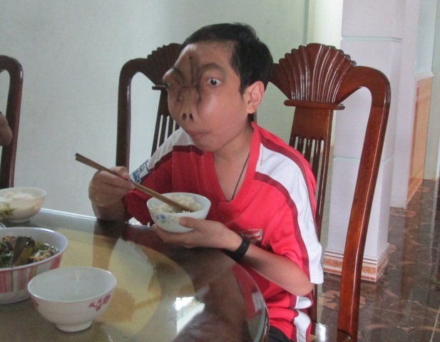 Cậu bé tự mình đi xe đến trường và trở về sau buổi học