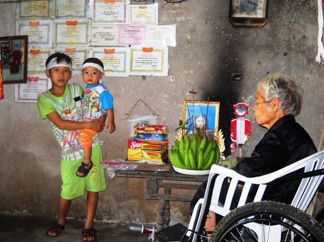 Người bà tàn tật và hai cháu nhỏ không biết sẽ sống những ngày tiếp theo ra sao