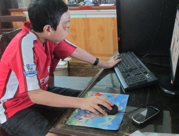 Cậu bé tự mình đi xe đến trường và trở về sau buổi học