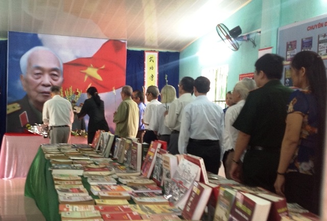 Nhân dân Thanh Hóa đến thư viện tỉnh dâng hương viếng Đại tướng