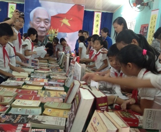 Hàng trăm học sinh đến thư viện tìm hiểu về cuộc đời của Người