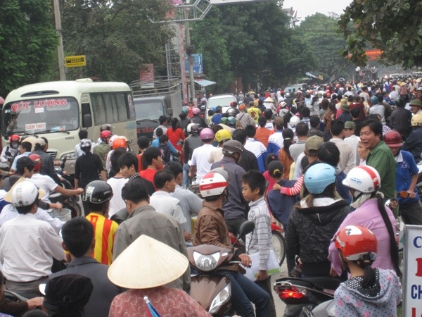 Mang quan tài sản phụ tử vong diễu phố, phá nhà PGĐ bệnh viện - 1 Rất đông thân nhân và người dân theo ô tô chở quan tài diễu phố và đến nhà ông Phó GĐ bệnh viện