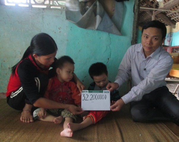 Chính quyền địa phương trao quà bạn đọc đến gia đình chị Huê