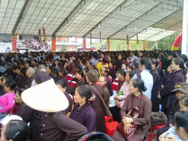 Hàng vạn người tham dự Đại lễ cầu siêu cho các nạn nhân tử vong vì tai nạn giao thông - 1 Ngay từ sáng sớm, hàng vạn người đã đổ về chùa Bái Đính