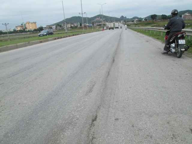 Đoạn đường được chia thành nhiều làn lún lõm