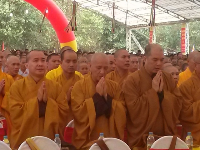 Hàng vạn người tham dự Đại lễ cầu siêu cho các nạn nhân tử vong vì tai nạn giao thông - 2 Ngay từ sáng sớm, hàng vạn người đã đổ về chùa Bái Đính
