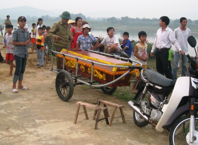 Nạn nhân được chính quyền địa phương xã Định Tiến tiến hành mai táng theo phong tục