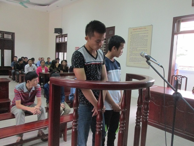 Bị cáo Phạm Văn Khải (trái), Phạm Trọng An trước vành móng ngựa