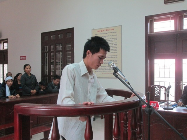 Bị cáo Lê Văn Nam trước vành móng ngựa