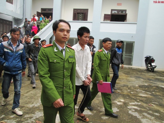 Bị cáo Nam bị di lý về trại giam