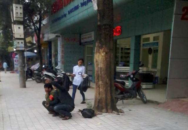 Vụ xả rác y tế tại phòng khám tư: Có dấu hiệu bao che sai phạm? - 3 Rác thải y tế đang được nhân viên phòng khám tuồn ra ngoài cùng với rác sinh hoạt