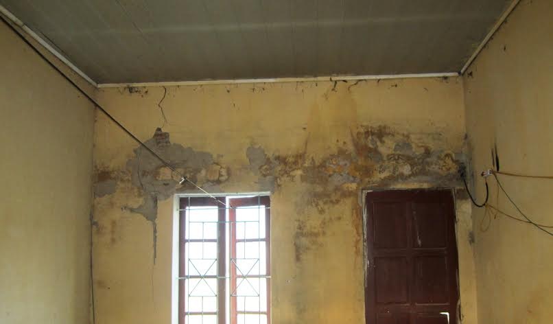 Tường khu nhà ở giáo viên mới xây đã nứt tóc, bong tróc.