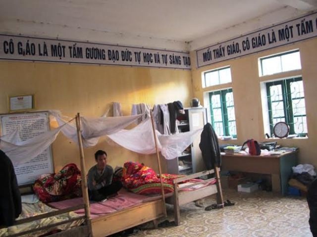 Các thầy cô phải ở chật chội trong phòng hiệu bộ của trường.