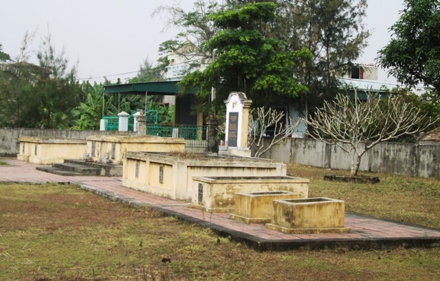 Khu mộ thờ mẹ Tơm cùng chồng