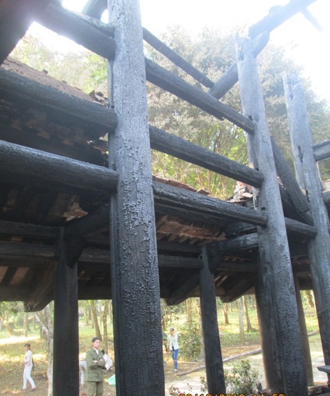 Những cây cột gỗ lớn trong đền cũng bị cháy đen