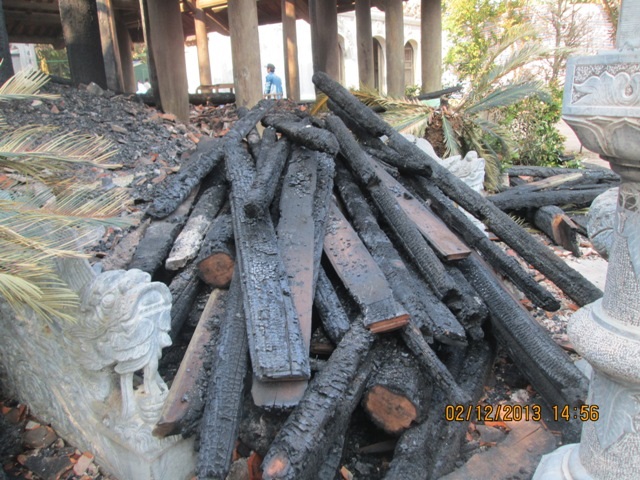 Các đồ đạc trang trí trong đền đều bị ngọn lửa thiêu đốt