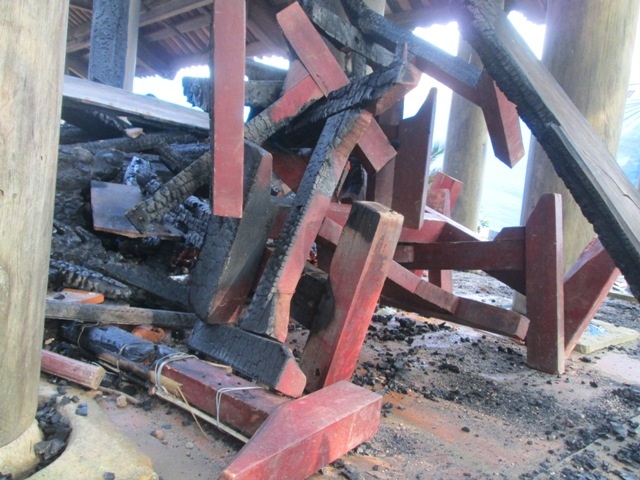 Các đồ đạc trang trí trong đền đều bị ngọn lửa thiêu đốt