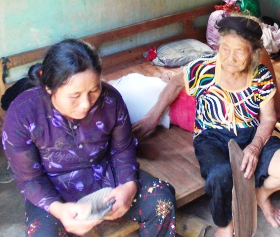 Một mình ông Chính phải cưu mang mẹ già (phải), vợ tâm thần cùng đứa con đang học đại học