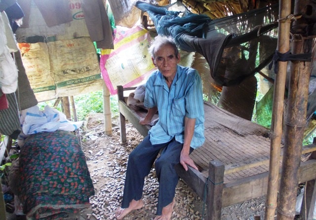 Người đàn ông tuổi đã gần đất xa trời vẫn chưa hết khổ