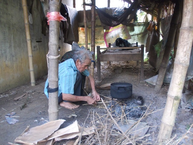 Căn nhà nhỏ hẹp, ông Chính phải kê chiếc giường ra nơi nấu ăn để có chỗ nghỉ ngơi 
