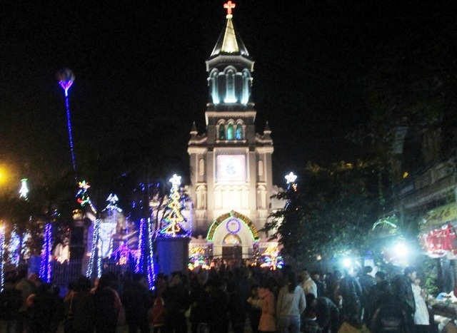 Tập trung dưới trước nhà thờ để cầu nguyện