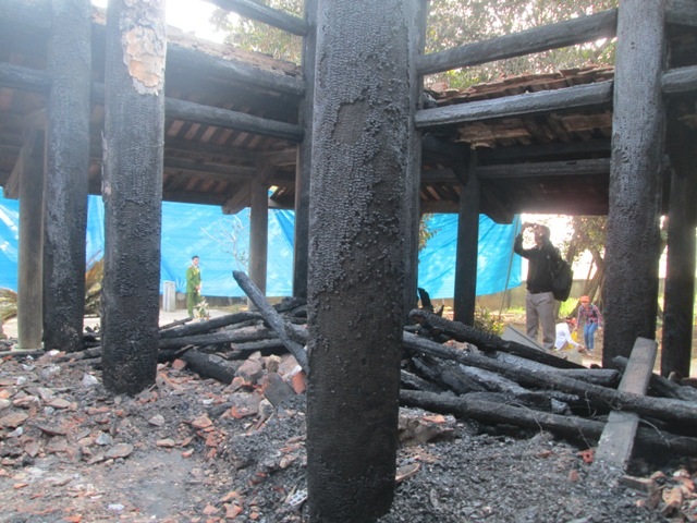 Toàn bộ Chánh điện đã cháy thành than