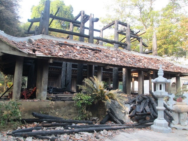 Ngôi đền tan hoang sau vụ hỏa hoạn