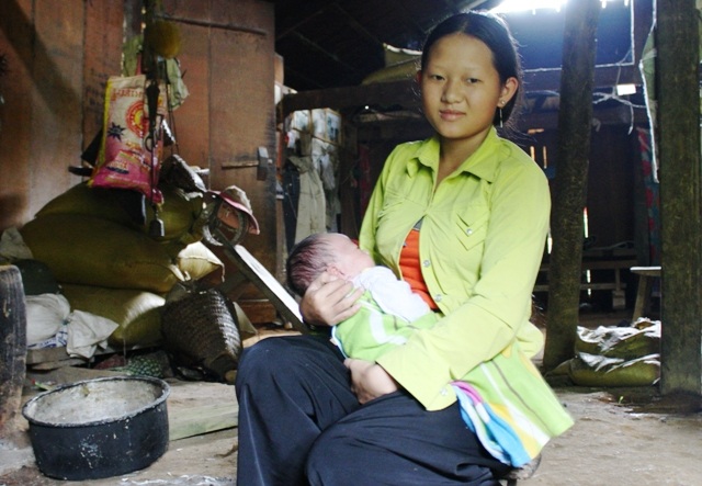 Sùng Thị Nâu bên đứa con 7 tháng tuổi