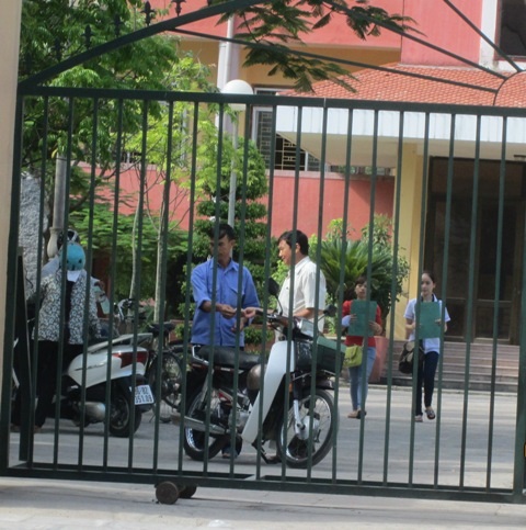 Sáng ngày 6/6, việc bán hồ sơ vẫn diễn ra.