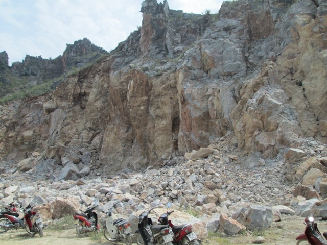 Mỏ đá bị sập khiến 4 công nhân thương vong