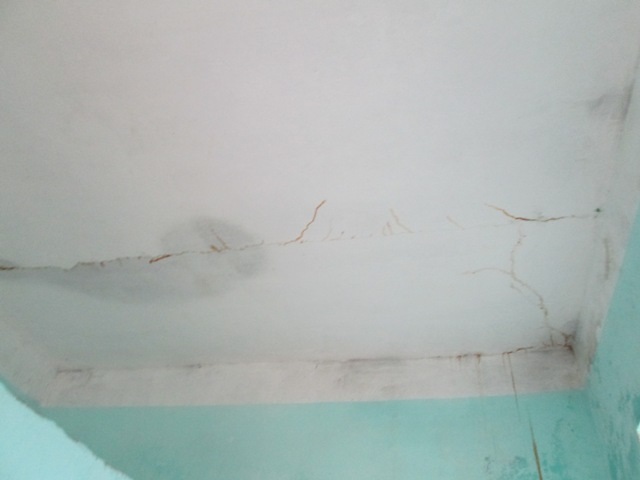 Còn trần nhà nứt rỉ dột tại nhiều phòng.