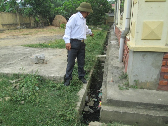 Không những thế còn thi công một số hạng mục sai bản thiết kế như rãnh nước gây ô nhiễm.