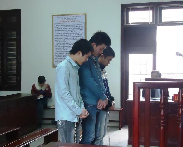 Đánh người đến chết vì thấy... thích - 1 Ba bị cáo trước vành móng ngựa