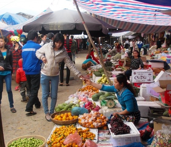 Chợ quê bây giờ cũng đầy đủ các mặt hàng phục vụ cho nhu cầu mua sắm Tết của người tiêu dùng