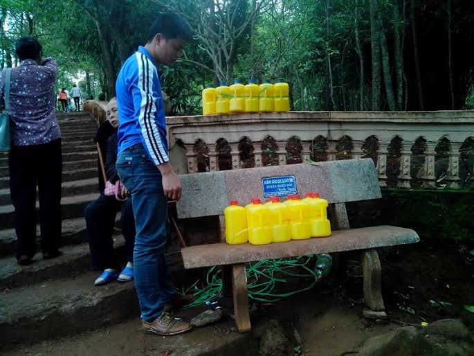 Đầu năm kéo nhau đi xin nước - 1 Có du khách lấy nhiều can mang về để dùng lâu dài