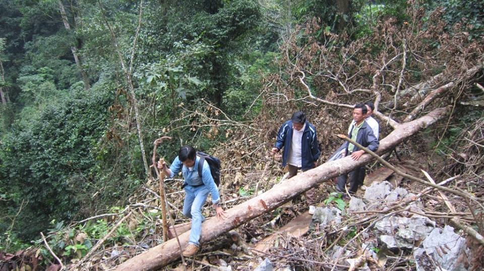 Có một “Sa pa” giữa lòng xứ Thanh - 1 Đường vào Cao Sơn phải leo qua một ngọn núi cao chọc trời