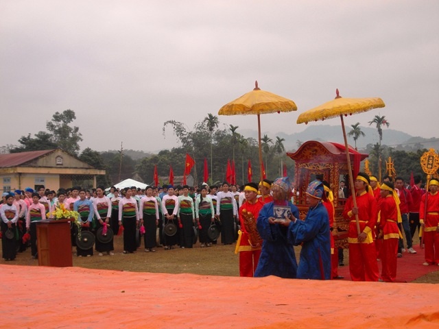 Lễ rước kiệu ra Chùa Mèo, nơi thờ tổ tiên của dòng họ Hà