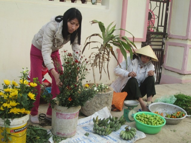 Hàng hóa là cây nhà lá vườn cũng được người nông dân mang đến chợ và ngồi tràn ra đường