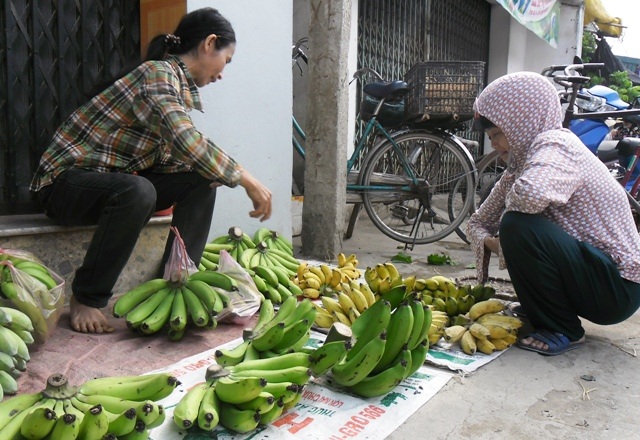 Hàng hóa là cây nhà lá vườn cũng được người nông dân mang đến chợ và ngồi tràn ra đường