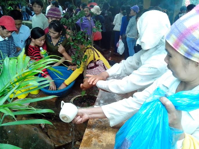 Đầu năm kéo nhau đi xin nước - 3 Vì thế cứ vào đầu năm, hàng vạn người lại kéo nhau về đây xin bằng được thứ nước thiêng này