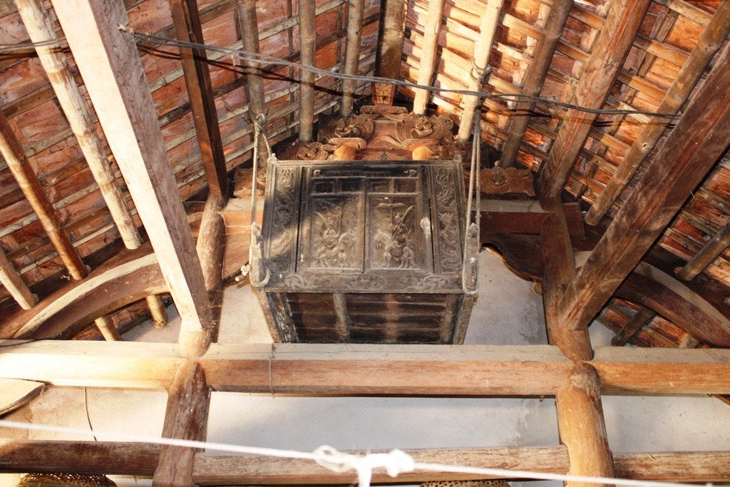 Hòm đựng sắc phong được treo cẩn thận trên trần nhà