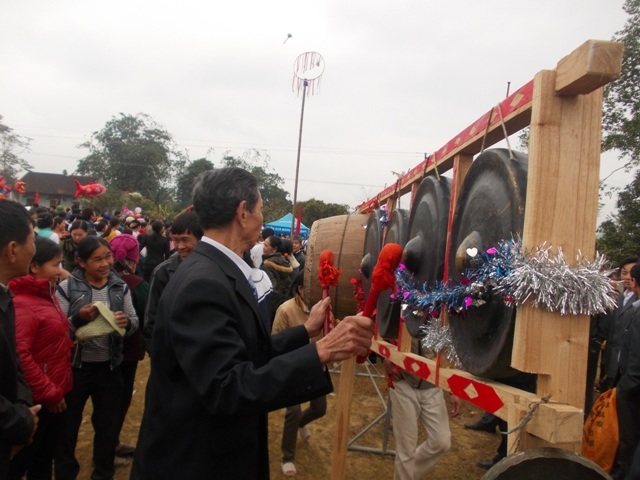 Lễ rước kiệu ra Chùa Mèo, nơi thờ tổ tiên của dòng họ Hà